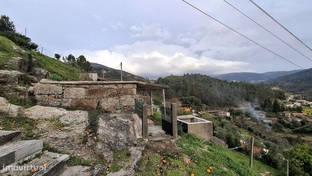 Moradia em pedra para restauro com aproximadamente 500m2 de terreno.