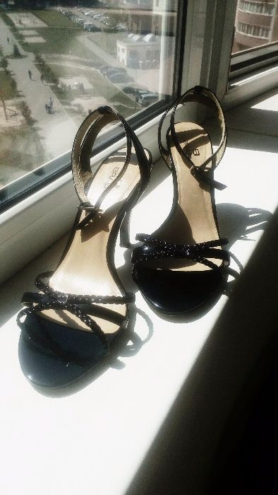 Чорні шкіряні босоніжки Braska