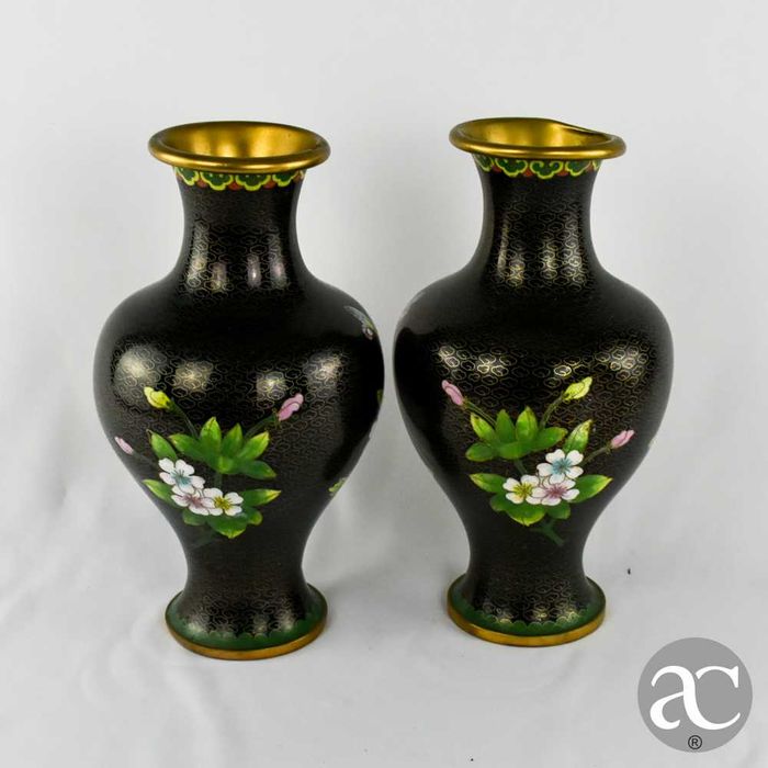 Par de Jarras em Cloisonné, decoradas com flores, circa 1960, N2