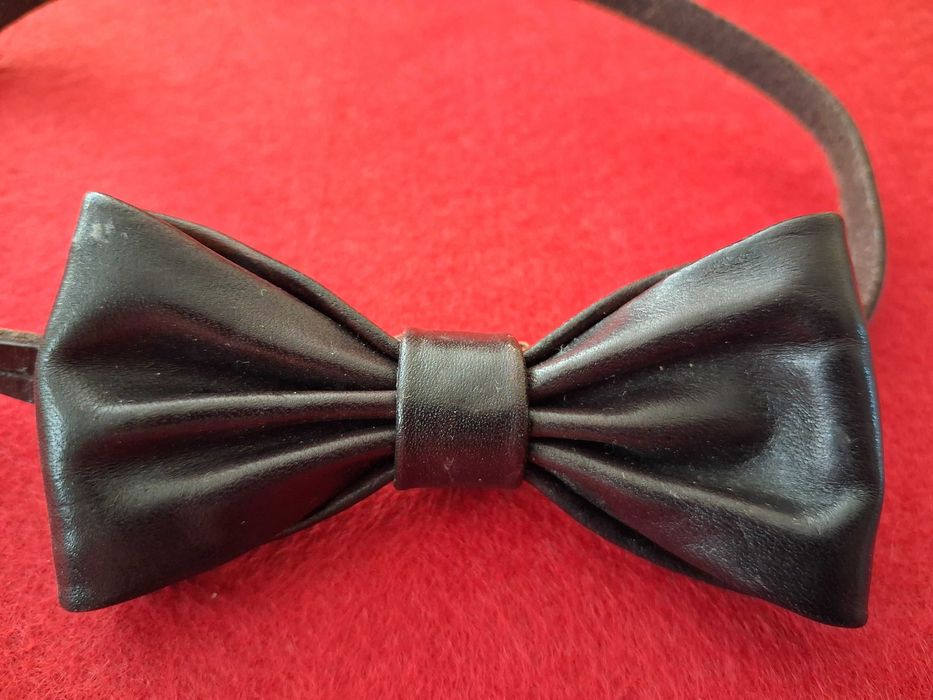 Muszka chłopięca skórzana w kolorze brązowym