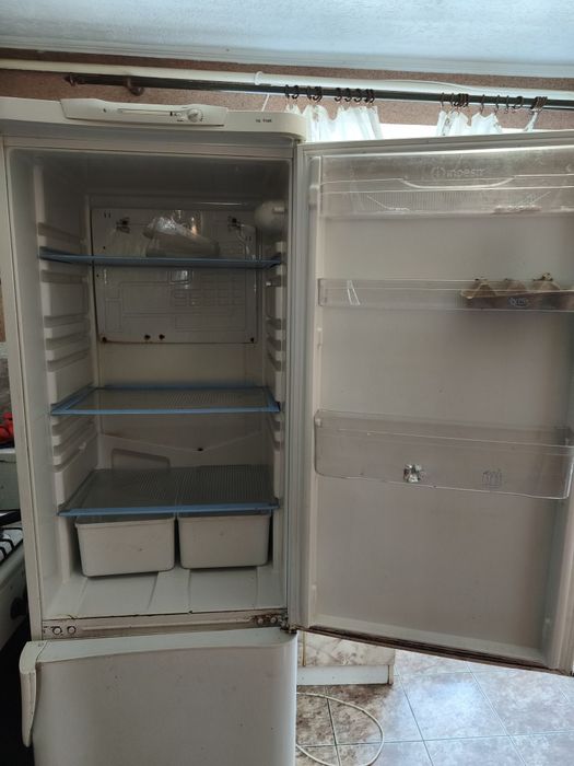 Холодильник  Indesit