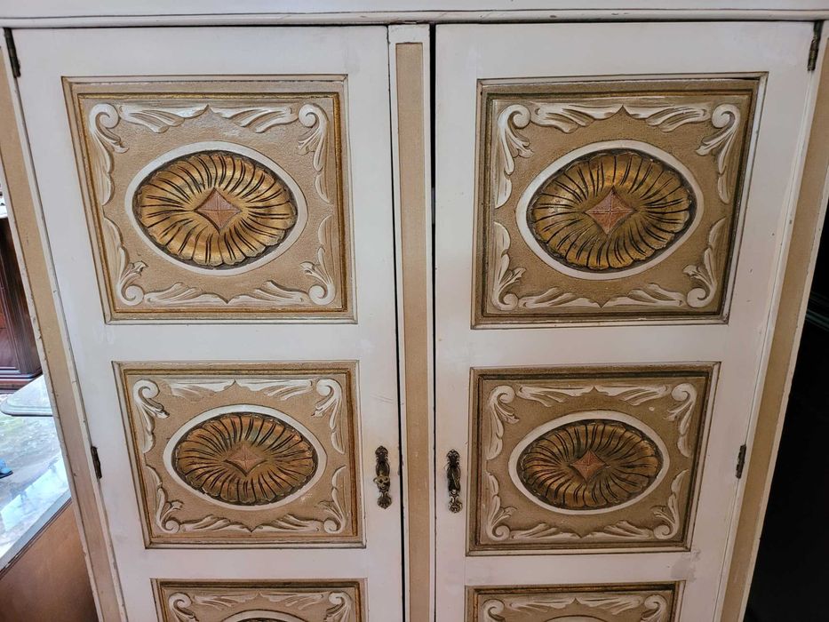 Armário antigo em madeira pintado - Marcas de uso