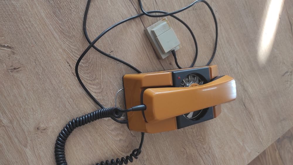 Kultowy telefon Telkom RWT Bratek – PRL Vintage / Retro (musztardowy/pomarańczowy)