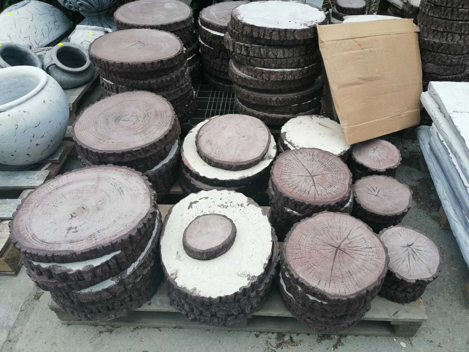 Płyty betonowe, płytki imitujące plastry drewna, krążki drewniane