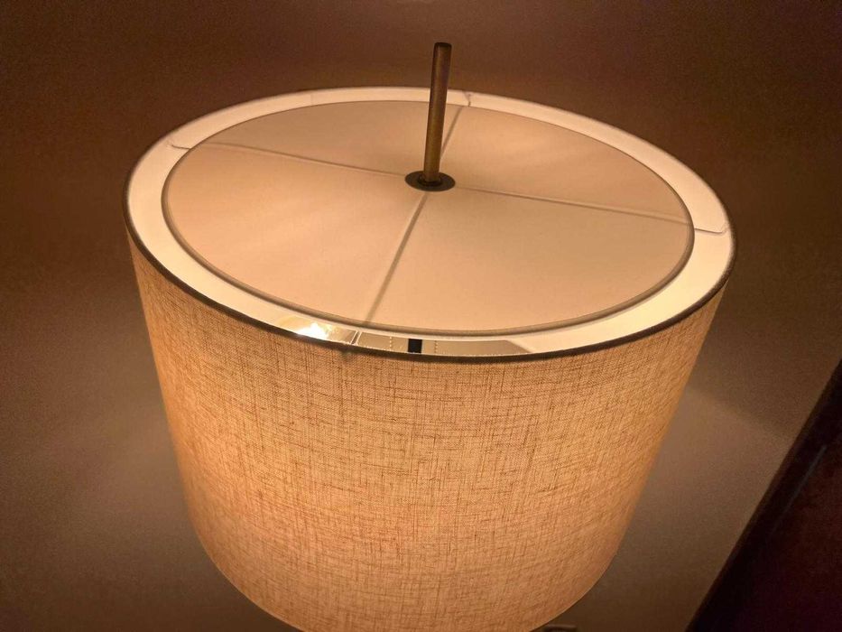 Candeeiro de pé italiano em ferro e latão dos anos 50.