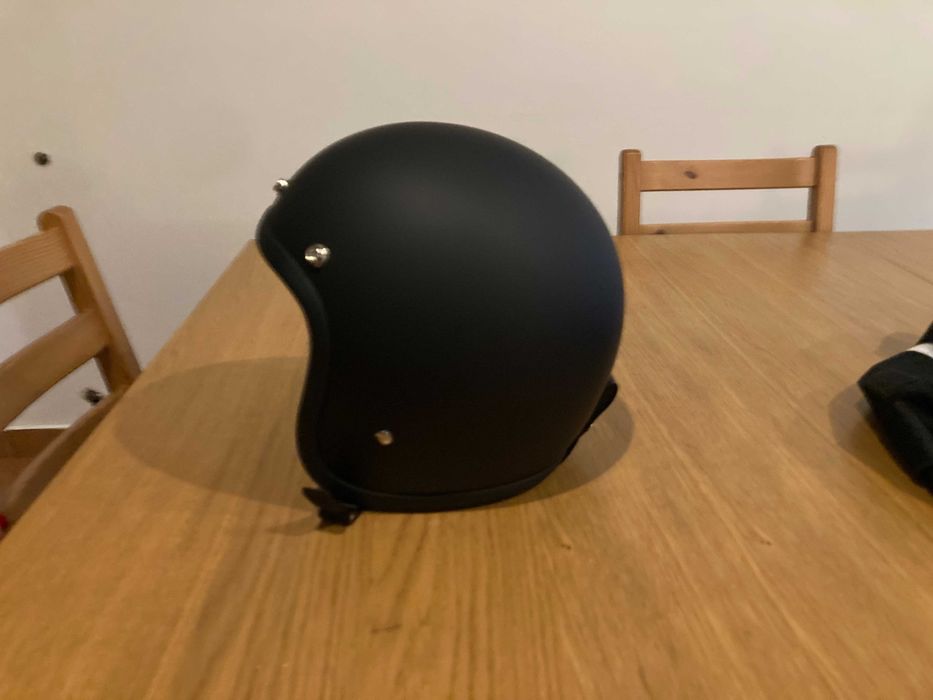 Capacete preto mate, low profile, chopper, retro.