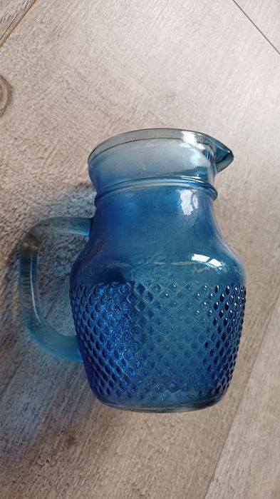 Niebieski dzbanek szklany