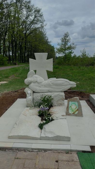 Памʼятник Козацький хрест Виготовлення не стандартних памʼятників з пісковика