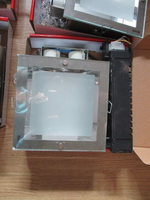 4 Focos de tecto int/ext com boa iluminação c/novo