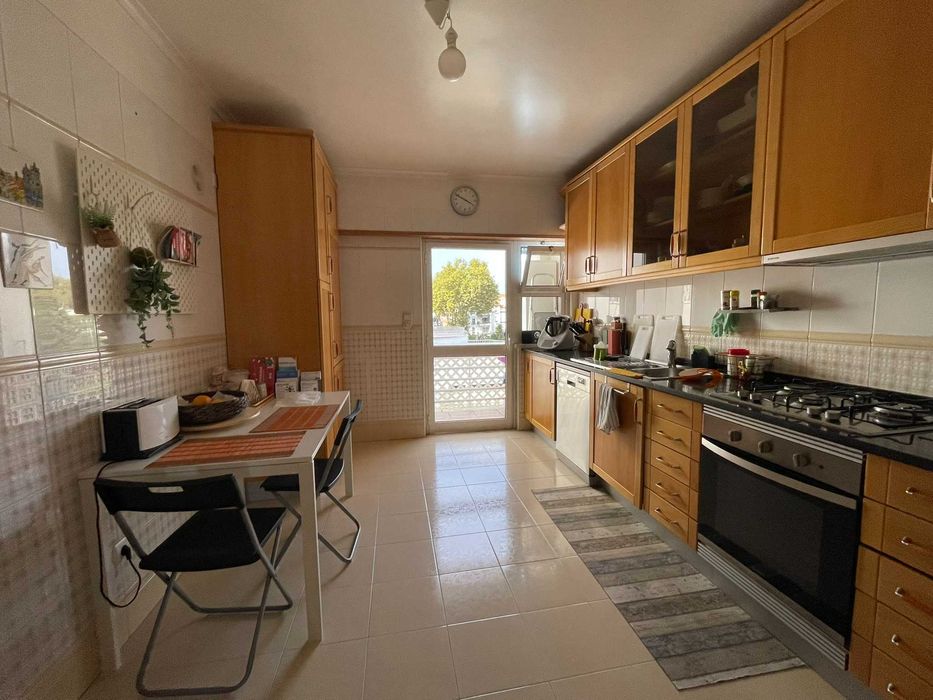 Quarto espaçoso para arrendar em Carcavelos