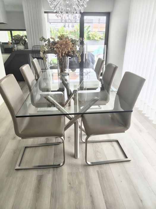 Mesa e cadeiras sala jantar
