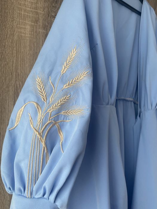 Продам Сукню з вишитим рукавом