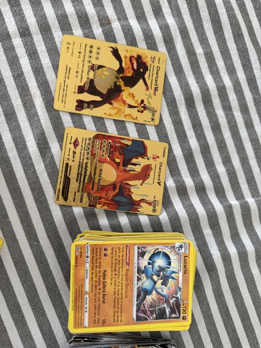 Vende se 315 cartas + 2 caixas + 2 douradas pokemon
