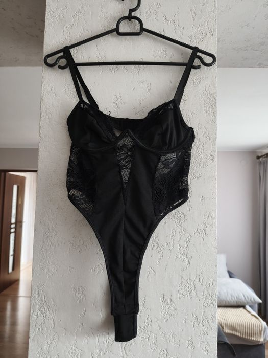 Body stringi z koronką z odkrytymi plecami na regulowane ramiączka rozm 36B.