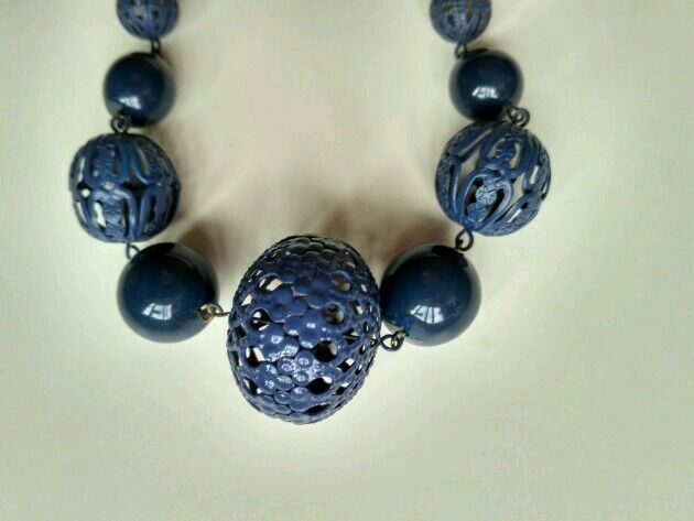 Colar curto de bolas em metal cor azul