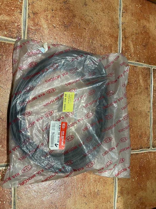 Новый Уплотнитель заднего стекла Kia Spectra 2001-2011 Оригинал