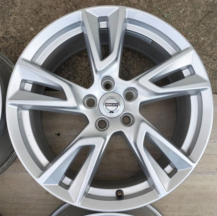 Felgi aluminiowe Volvo S60 S80 V70 V90 XC40 XC60 7,5x18 ET50 5x108