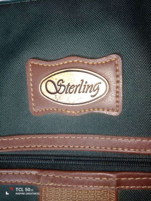 Mala de viagem em estado razoável tem algumas marcas de uso.