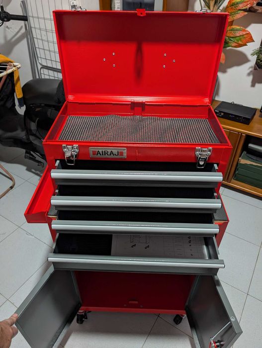 Móvel em metal para ferramentas