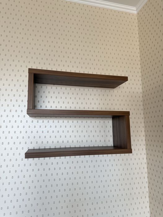 Полочки під телевізор і книги