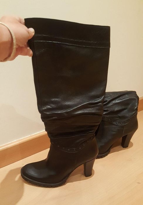 Botas em pele castanhas