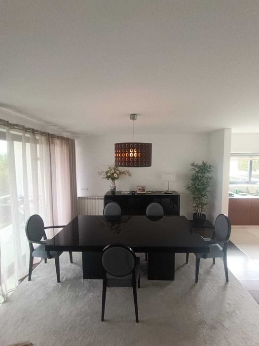 Mesa 6 cadeiras e Aparador