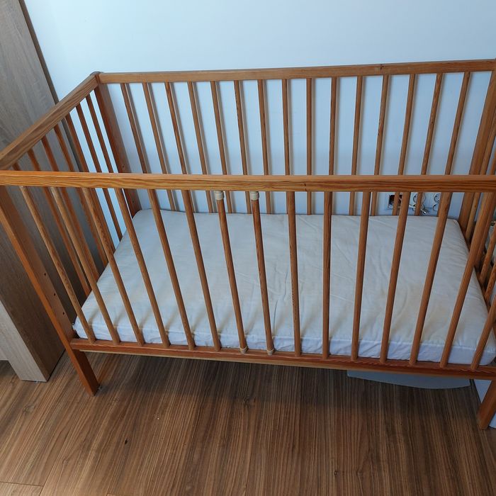 Sprzedam łóżeczko z materacem 124x66