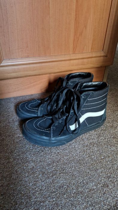 wysokie czarne buty vans