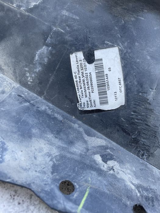 Нижня губа накладка заднього бампера Tesla Model Y