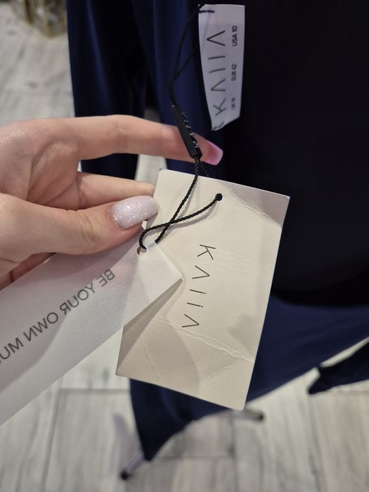 Elegancka długa sukienka z odkrytymi plecami