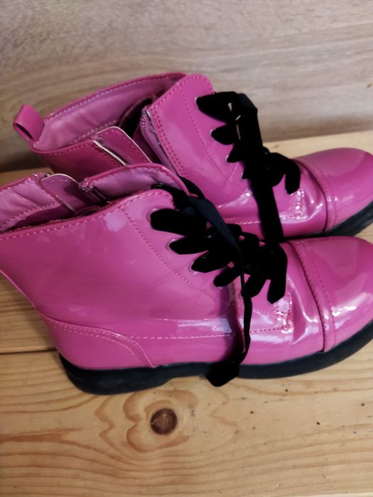 Różowe lakierowane glany 37