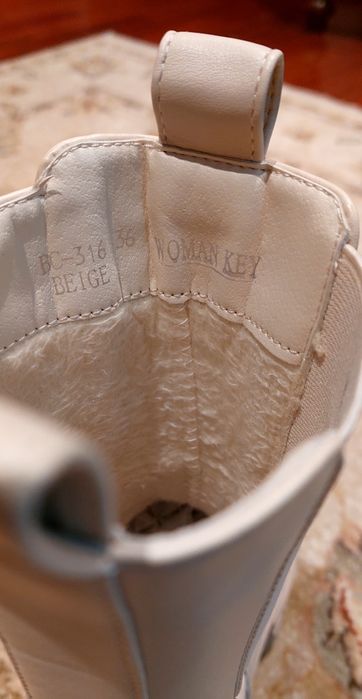 Bota meio cano cor beige