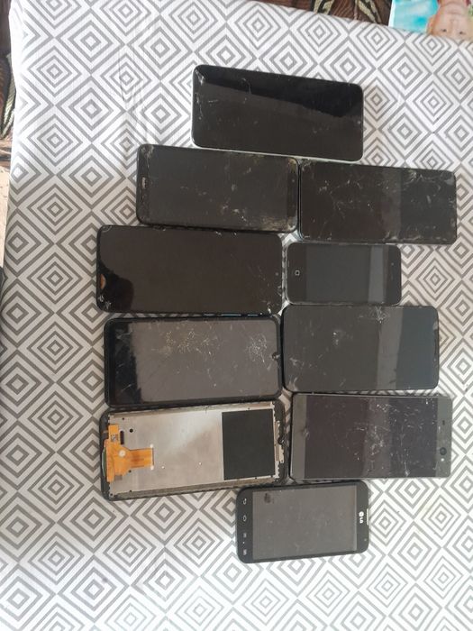 Телефони на запчастини