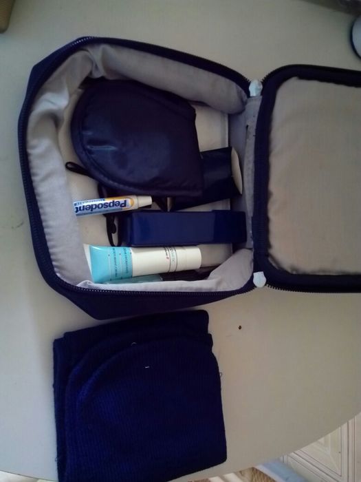 Kits TAP vários de higiene pessoal para viagem