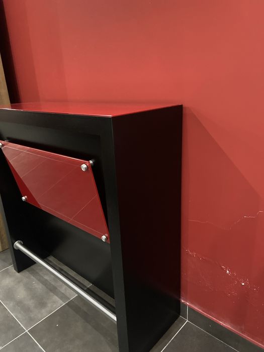 Balcão de bar vermelho e preto