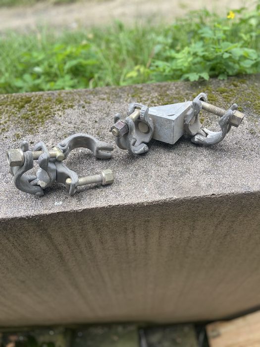 Szekle klamry do rusztowania jedna kątowa nadaja sie do łączenia rur i