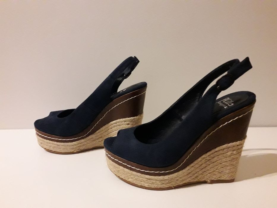 Sandálias de cunha novas