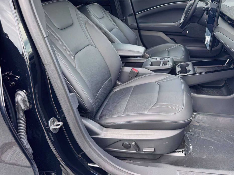 Ford Mustang Mach-E Premium      2025