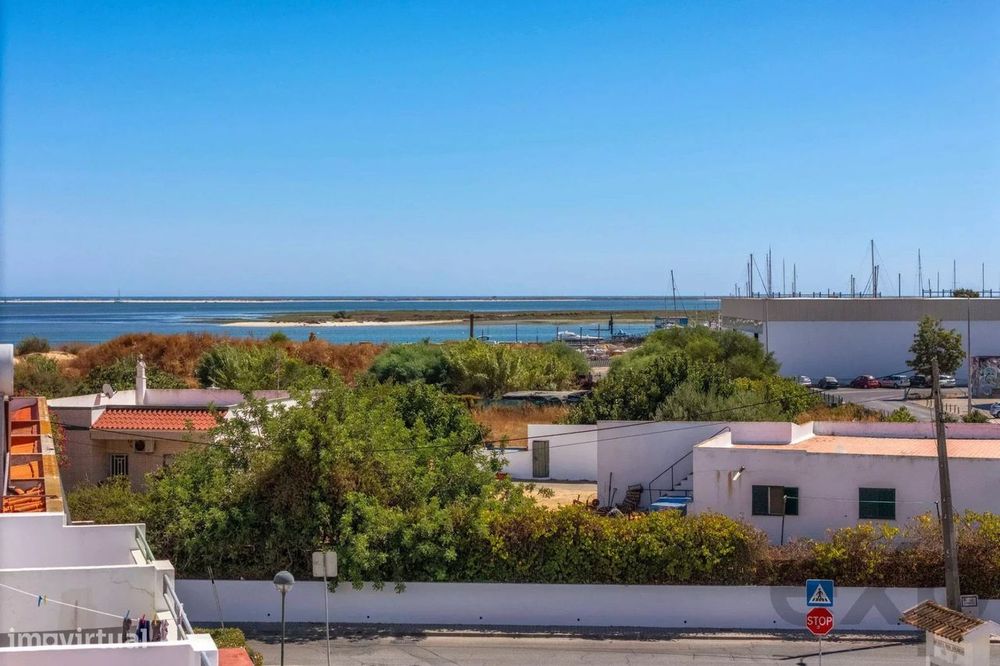 Moradia T2+1 com quintal e terraços com vista mar em Olhão, junto à Ri