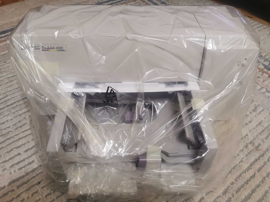 Zabytkowa drukarka atramentowa Hewlett Packard 690C, fabrycznie nowa