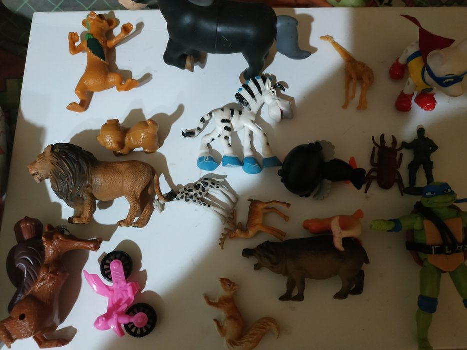 Іграшки фігури ,