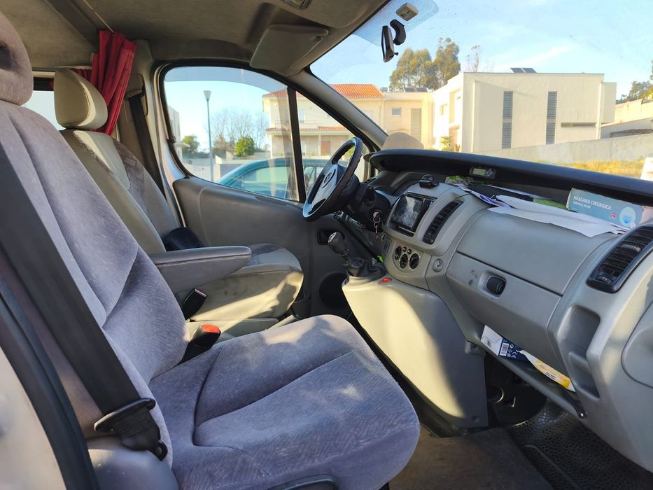 Opel Vivaro adaptada para deficientes com plataforma elevatória.