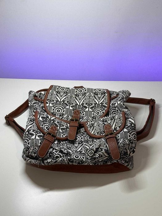 Mochila com padrão preto e branco