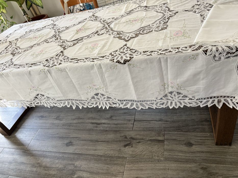 Toalha de mesa com renda de Bruxelas e bordado manual 250x170