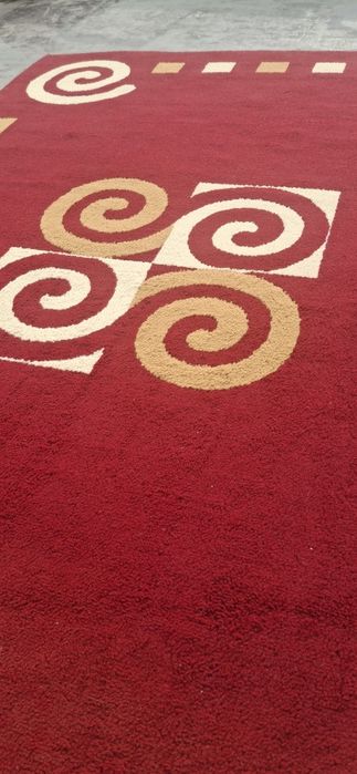 Tapete Moderno Vermelho e Dourado (1.60m x 2.20m) – Excelente Estado