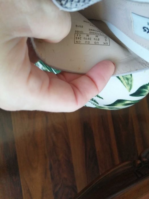 Sprzedam bardzo ładne skórzane klapki firmy CLARKS