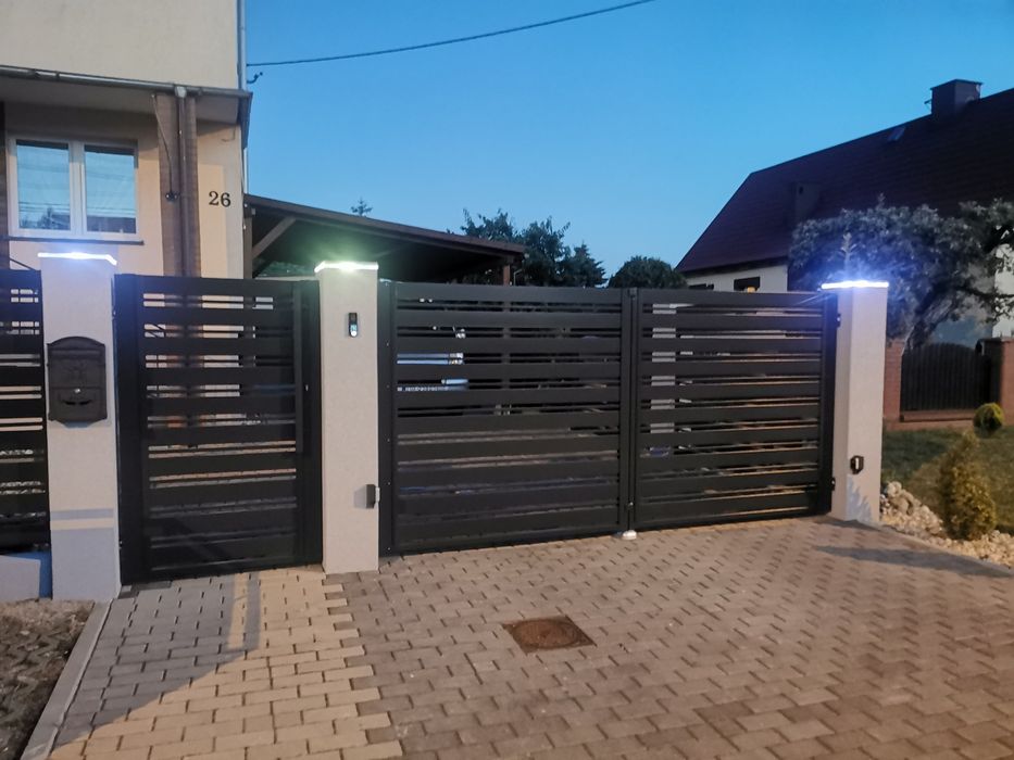 Ogrodzenie palisada nowoczesne z furtka i bramą wjazdową
