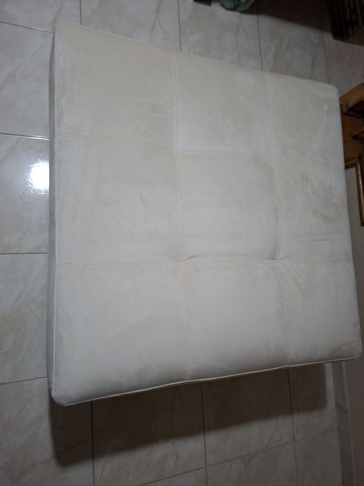 Pufa duża biała do salonu