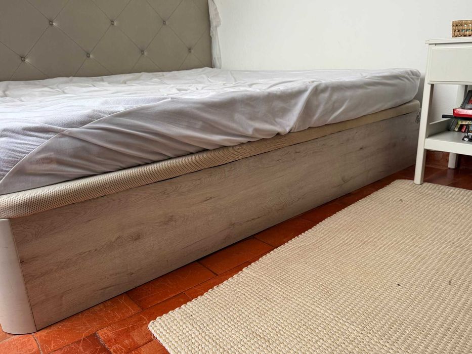 cama elevatória com arrumação no interior 150x190