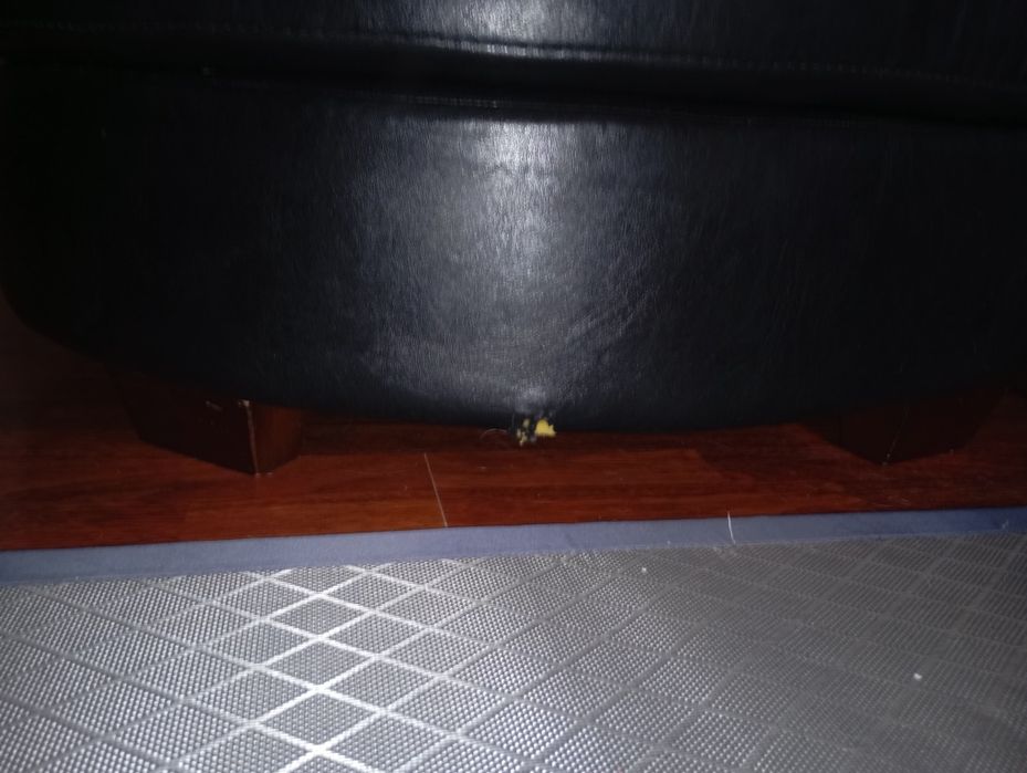 Sofá grande preto resistente